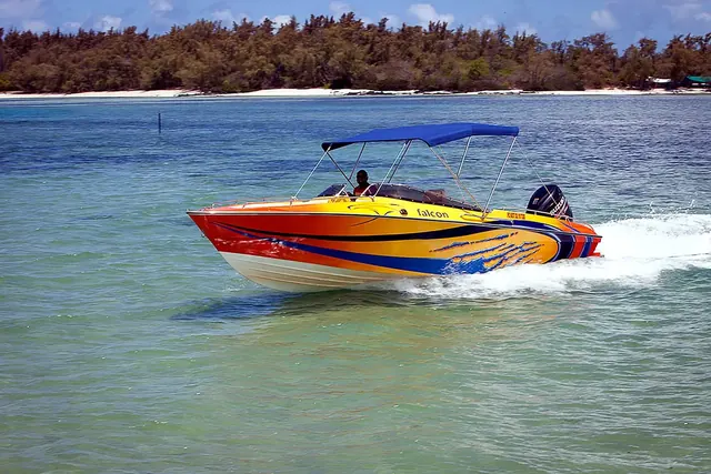 Private speedboat to Île aux Cerfs