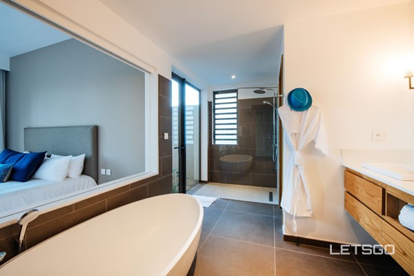 Elegance Villa Master bathroom